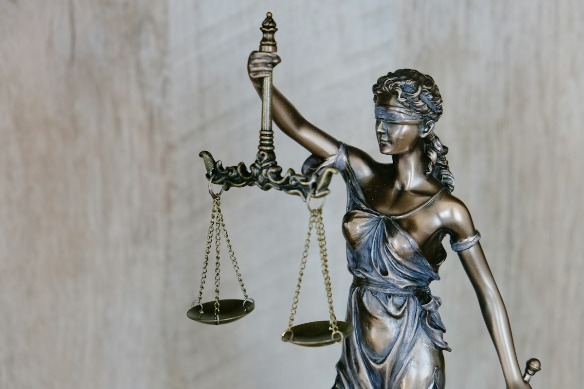 Libros jurídicos en un despacho de abogados